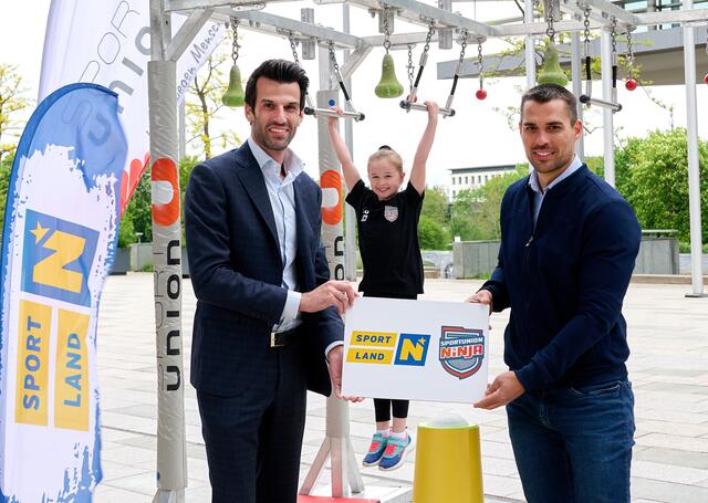 Sportlandesrat und LH-Stellvertreter Udo Landbauer, Nachwuchs-Ninja Melina Schindele, SPORTUNION Niederösterreich Landesgeschäftsführer Stv. und Projektleiter Markus Schindele. 

 | Foto: NLK Pfeiffer