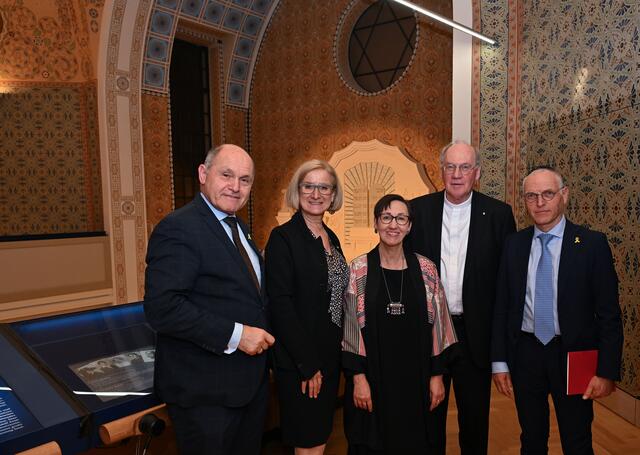 Nationalratspräsident Wolfgang Sobotka, Landeshauptfrau Johanna Mikl-Leitner, Martha Keil, wissenschaftliche Leiterin der ehemaligen Synagoge, Diözesanbischof Alois Schwarz, und der Oberkantor der israelitischen Kultusgemeinde Wien, Shmuel Barzilai. | Foto: NLK Filzwieser