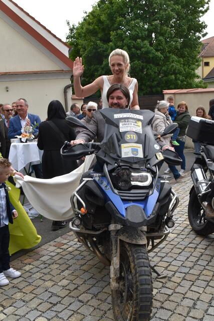 Das Brautpaar fährt auf Bikes ab. | Foto: Michael Strini