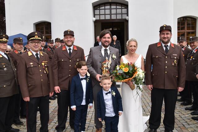Die Feuerwehrkommandanten gratulierten dem Ehepaar ebenfalls herzlich. | Foto: Michael Strini