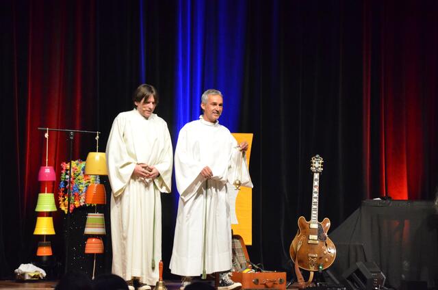  "Pfarrer Ratzinger" (Hermann Riffeser) und "Monsignore Fatzinger" (Frajo Köhle) musizierten für die katholische Privatschule "Schulgarten".