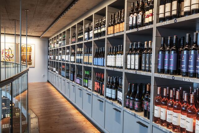 Das is nur ein kleiner Teil von der Vielzahl an verschiedenen Weine die man hier in der in der Vinothek Steiermark in St. Anna am Aigen entdecken kann. | Foto: Gerald Lang Photography