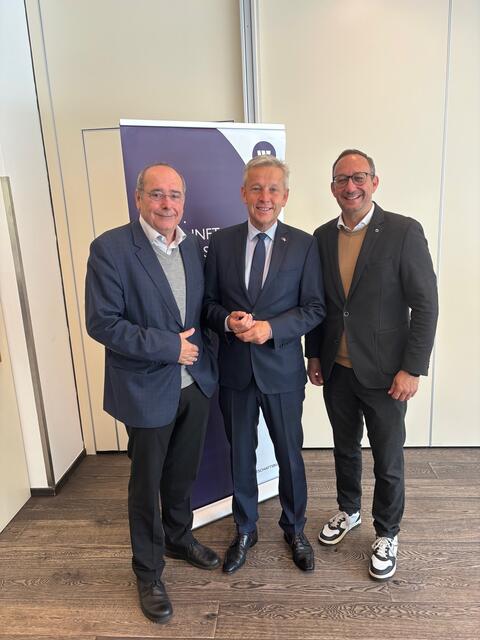 Wirtschaftsbund Deutschlandsberg mit Bezirksgruppen-Obmann Manfred Kainz (l), Jochen Pack, Direktor des Wirtschaftsbundes Steiermark (r), und VP-Spitzenkandidat bei der kommenden EU-Wahl Reinhold Lopatka. | Foto: Susanne Veronik