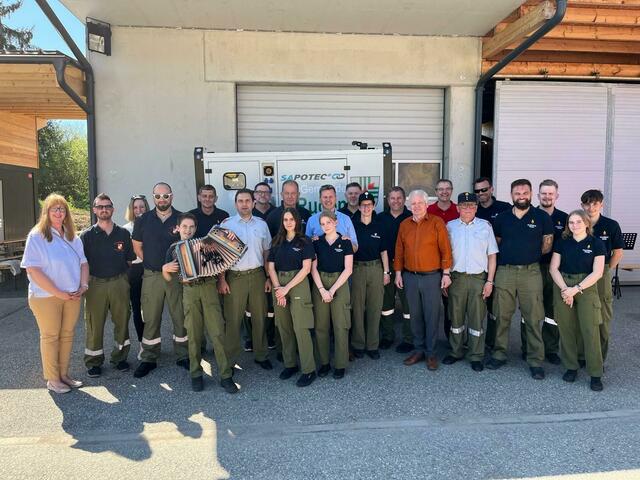 Katastrophenschutz- und Feuerwehrreferent Daniel Fellner übergab im Beisein von Bürgermeister Rudolf Skorjanz das Notstromaggregat an die Feuerwehren Ruden und Untermitterdorf. | Foto: Büro LR Fellner