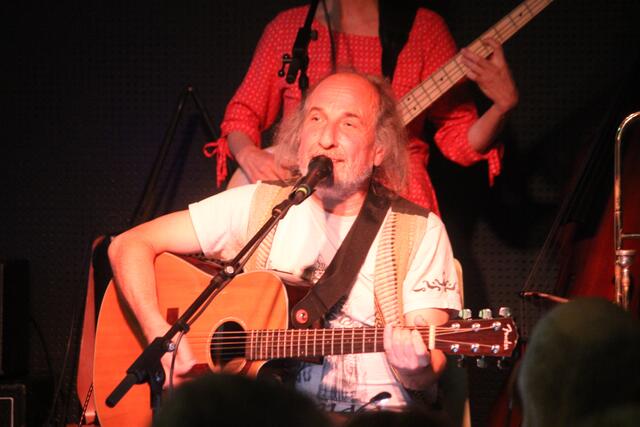Horst Pessl spielt schon über zwanzig Jahre mit den unterschiedlichsten Musiker und Musikerinnen zusammen. | Foto: RegionalmedienSteiermark/Hofmüller