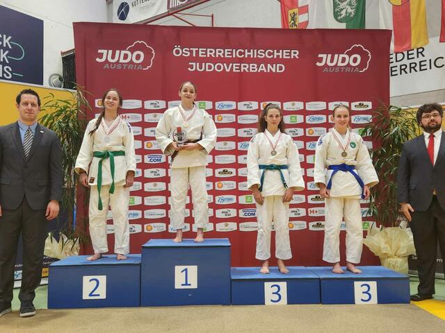 Siegerehrung von Österreichsicher Vizemeisterin Luzia Bixa