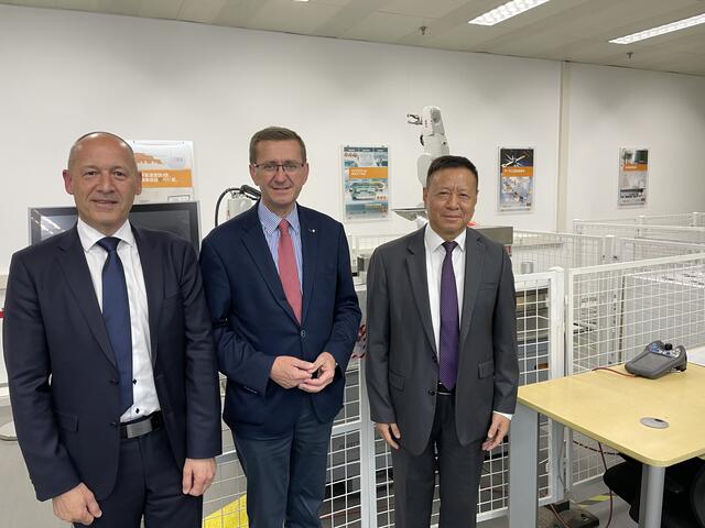Der China-Geschäftsführer des Eggelsberger Unternehmens B&amp;R, Weirong Xiao, empfing die oberösterreichische Wirtschaftsdelegation mit Landesrat Markus Achleitner und Robert Perperschlager von B&amp;R in Eggelsberg (l.) am B&amp;R-Sitz in der chinesischen 28 Millionen Einwohner-Metropole Shanghai. | Foto: BRS/Winkler
