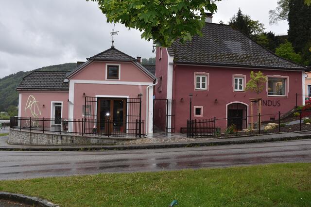 Galerie Eva Maria Manner in der Schiffmeisterei in Grein (links). Schiffmeisterei &amp; Süße Kunstwerkstatt in Grein eröffnet.  | Foto: Robert Zinterhof