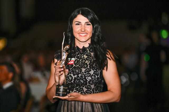 Passen hervorragend zusammen. Tirols Sportlerin Stephanie Venier und der "Viktor"! | Foto: GEPA