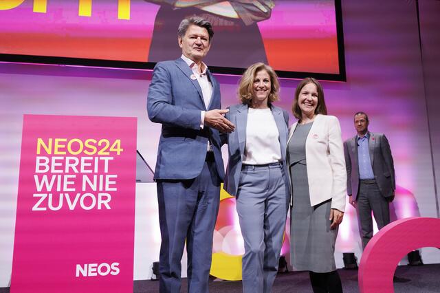 Helmut Brandstätter mit Beate Meinl-Reisinger und Anna Stürgkh während der Neos-Bundesmitgliederversammlung im Messe Congress Graz. | Foto: ERWIN SCHERIAU / APA / picturedesk.com