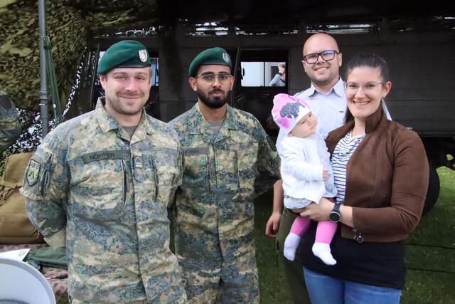Viele Besucher kamen zum Tag der offenen Tür in die Kaserne. Auch Familie Battig aus Deutsch Bieling verschaffte sich Einblicke ins Militär. | Foto: Martin Wurglits