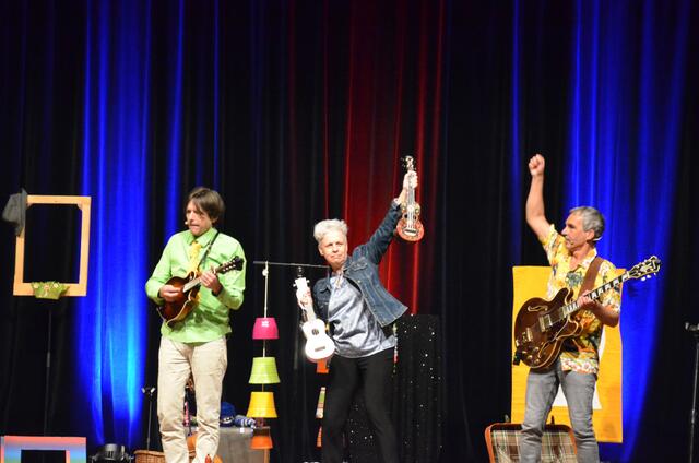 Bettina Bürstinger (Obfrau und Schulleitung) freute sich zusammen mit RatzFatz über 15 Jahre Schulgarten.