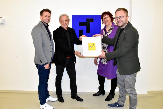 Mamuz Geschäftsführer Christoph Mayer mit Gerhard Hotter und Lissi Walter die Erich Stubenvoll ein Bild und das blaue Bild an der Wand überreichen.