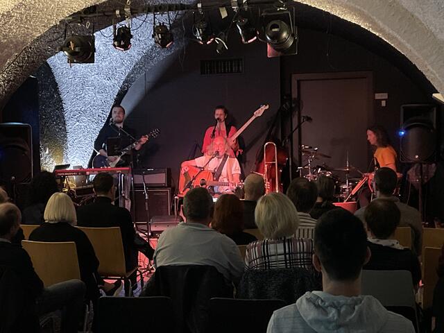 Horst Pessl kam in Begleitung seiner "Famosen Begleitung" in den Jazzkeller Weiz. | Foto: RegionalmedienSteiermark/Hofmüller
