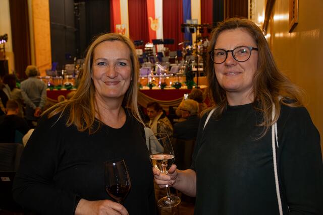 Doris und Karin waren begeistert und freuten sich schon auf den Teil.2 der Eventnacht  | Foto: Harald Walzer