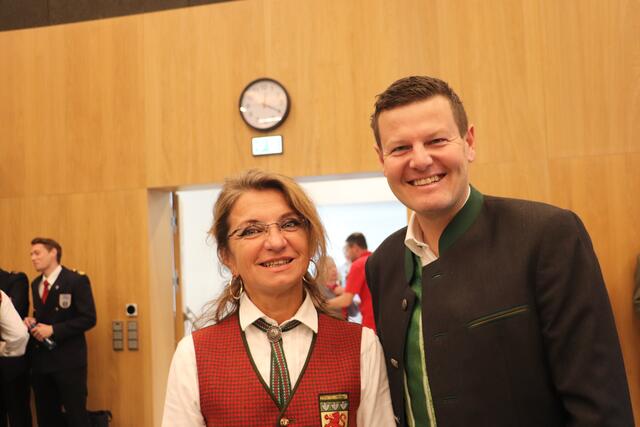 Neben dem Vorstand vom Musikbezirk Graz-Süd sprach auch Hausmannstättens Bgm. Patrick Dorner Dank und Anerkennung für die Organisation der Konzertwertung vor Ort an Marlies Krois von der Marktmusik Hausmannstätten aus.  | Foto: Edith Ertl