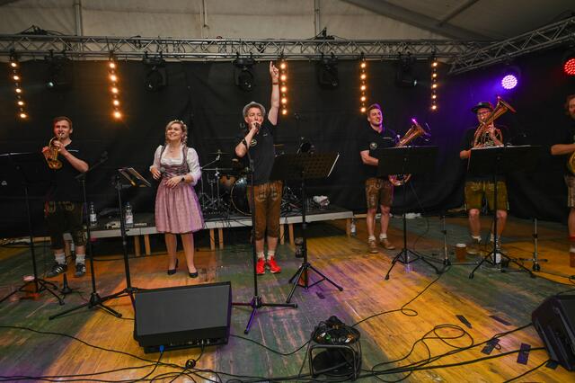 D'Aushüfn stehen in der "Volksnight" am 3. Mai wieder auf der Bühne. | Foto: Photography Tobias Schartner