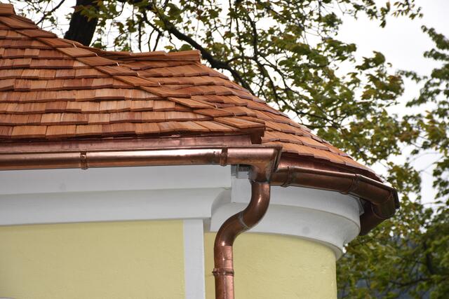 Die neue Kapelle in Panholz 5 der Familie Kranzl mit dreifach gedeckt mit Schindeln.  | Foto: Robert Zinterhof