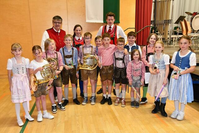 Die Musikschüler aus Neumarkt wirkten beim „The Flintstones“ bei der Musikkapelle mit, im Bild mit Obmann Michael Kribitz, Jugendleiterin Martina Krenn und Kpm. Laurenz Jandl. | Foto: Anita Galler