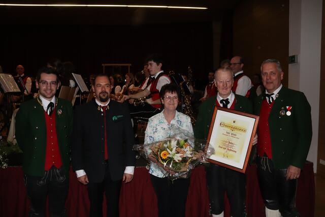 Kapellmeister Andre Platzer, Bezirkskapellmeister Stefan Matt, Anna Pfeifer mit ihrem Mann und Geehrten Josef Pfeifer (60 Jahre) sowie MK-Obmann Thomas Petter.  | Foto: Elisabeth Zangerl