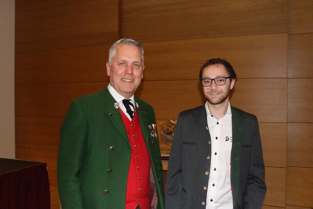 Thomas Petter ist der Obmann der Musikkapelle Kappl, am Bild ist er mit Matthias Geiger, der als Moderator durch den Abend führte.  | Foto: Elisabeth Zangerl