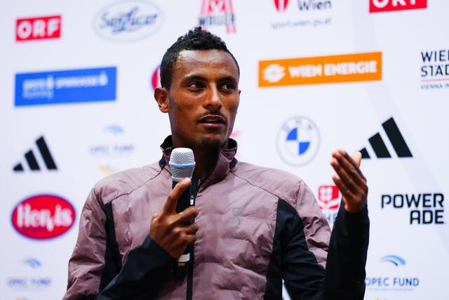 VCM-Gewinner Chala Regasa bei einer Pressekonferenz zwei Tage vor dem Vienna City Marathon. | Foto: EVA MANHART / APA / picturedesk.com