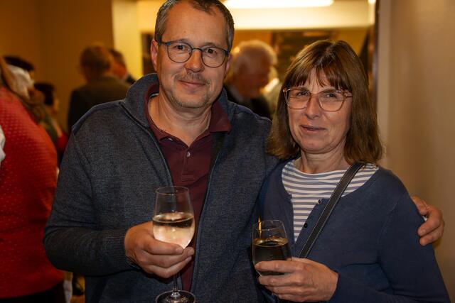 Siegfried und Claudia waren schon in der Pause von der Veranstaltung begeistert.
 | Foto: Harald Walzer