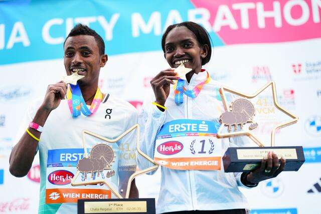 Chala Regasa aus Äthiopien und Nazret Wldu aus Eritrea gewannen den Vienna City Marathon 2024. | Foto:  EVA MANHART / APA / picturedesk.com