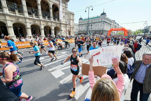 Die ganze Stadt verwandelt sich beim Vienna City Marathon in eine riesige Laufstrecke. | Foto: VCM/Leo Hagen