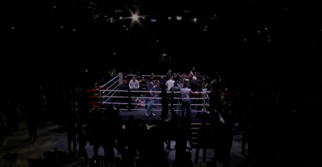 Unmittelbar nachdem Elsav in der 12. Runde K.O. zu Boden geht, stürmen rund 20 Zuschauer in den Ring und gehen auf den siegreichen Lamela los. | Foto: Screenshot (Laola1.at)