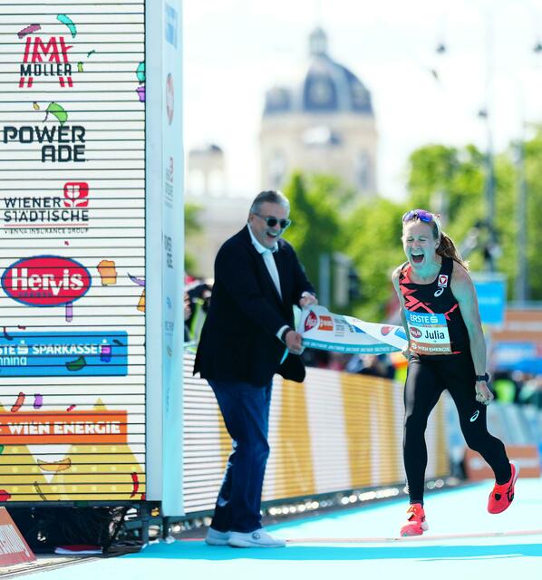 Da freute sich auch Sportstadtrat Peter Hacker: Julia Mayer setzte sich durch und wurde schnellste Österreicherin. | Foto: EVA MANHART / APA / picturedesk.com