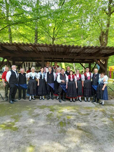 Die Mitglieder der Volkstanzgruppe Loipersbach zeigen bei ihren Auftritten nicht nur ihr tänzerisches Können, sondern auch ihre tiefe Wertschätzung für die kulturellen Wurzeln und Traditionen ihrer Heimat. | Foto: Volkstanzgruppe Loipersbach 