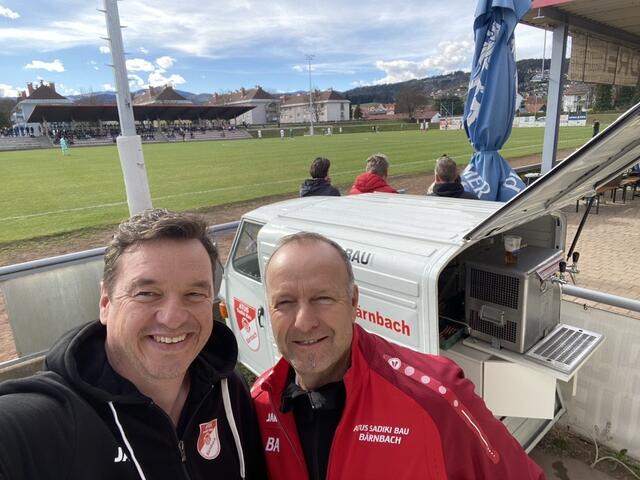 Der Bärnbacher Bürgermeister Jochen Bocksruker gratulierte dem scheidenden Obmann Adi Blümel im Stadion zum 60. Geburtstag. | Foto: Stadtgemeinde Bärnbach