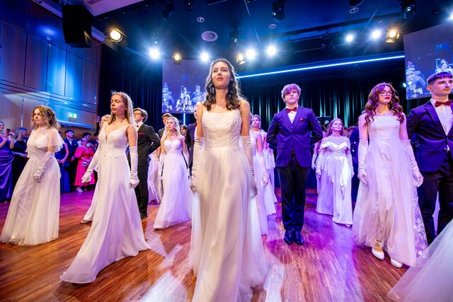 84 Maturantinnen und Maturanten feierten im Casineum Velden ihren glamourösen Abschlussball.