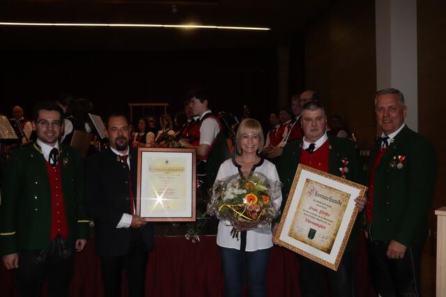 Kapellmeister Andre Platzer, Bezirkskapellmeister Stefan Matt, Claudia Pfeifer, Geehrter Franz Pfeifer (40 Jahre, Ernennung zum Ehrenmitglied) sowie MK-Obmann Thomas Petter.  | Foto: Elisabeth Zangerl