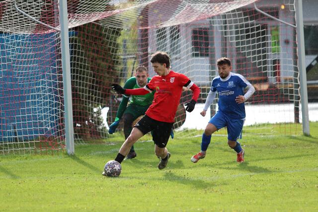 Matthäus Machreich (rot) sorgte mit seinem Treffer zum 3:1 für die Entscheidung im Derby zwischen der SPG NNK/Florian Juniors und dem SK Asten.