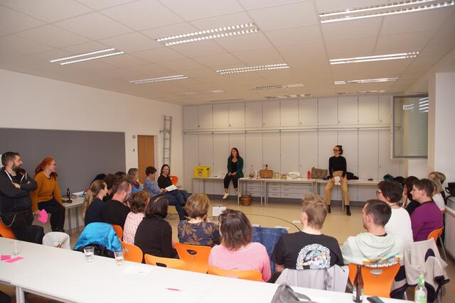 Referentinnen und Coachinnen waren die Psychologin und Sozialwissenschaftlerin Angelika Lauber (r) und die Unternehmensberaterin und Moderatorin Franziska Graf (l).  | Foto: Helmut Eder