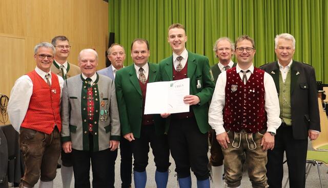 Für die Marktmusikkapelle Hitzendorf übernahmen Kapellmeister Philipp Heuchler und Obmann Daniel Possert (Bildmitte) die Urkunde, Juroren sowie Bezirksobmann Walter Kohlfürst (li) und Bezirkskapellmeister Helmut Rumpf gratulierten. | Foto: Edith Ertl