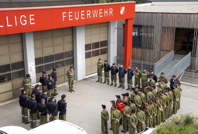 Strahlende Gesichter: Jugendliche Feuerwehrmitglieder und ihre Ausbilder versammeln sich nach einem erfolgreichen Wissensspiel und Wissenstest, voller Stolz auf ihre Leistungen und gemeinsamen Erfahrungen. | Foto: ÖA Team, BFKDO Spittal/Drau