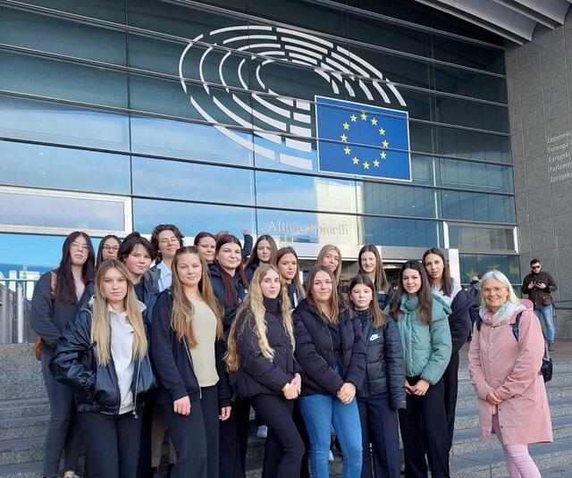 Die 17 Schülerinnen der 3b mit ihrer Klassenvorständin Petra Mehsner vor dem Europäischen Parlament. | Foto: HLW Feldbach