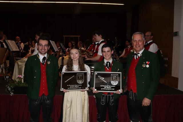 Kapellmeister Andre Platzer, Melanie Zangerle (Goldenes Leistungsabzeichen/Querflöte), Mathias Pöll (Goldenes Leistungsabzeichen/Posaune) und MK-Obmann Thomas Petter.  | Foto: Elisabeth Zangerl