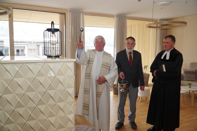 Natürlich wurde im Rahmen der Eröffnung auch der kirchliche Segen gespendet. | Foto: Reichel