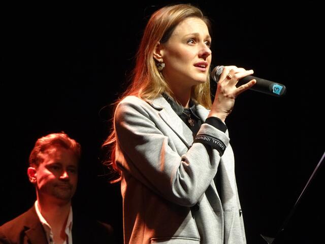 Oliver Arno im Hintergrund, Anja Haeseli