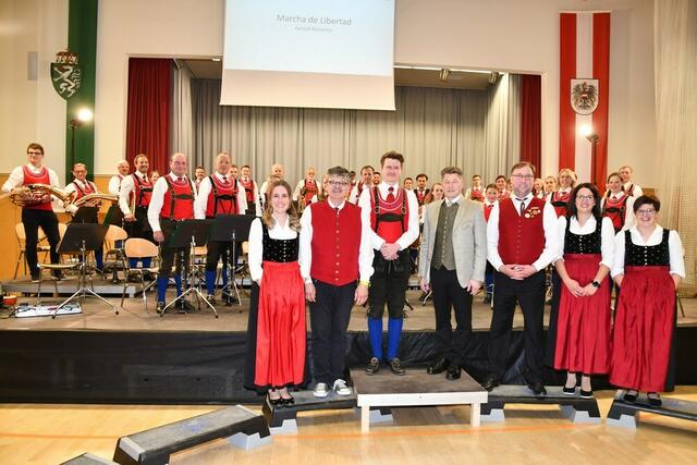 Der MV Neumarkt wurde mit historischen Brustfleck ausgestattet, im Bild mit Obmann Michael Kribitz, Kpm. Laurenz Jandl, Bgm. Josef Maier, Vizebgm. Kurt Kreinbucher und die Marketenderinnen des Musikvereines. | Foto: Anita Galler