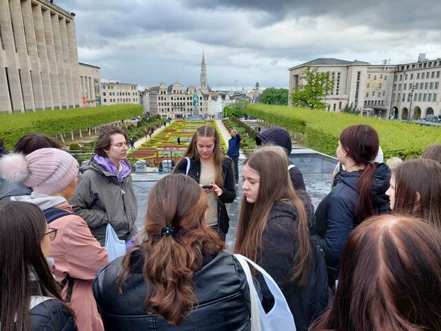Auf der selbst zusammengestellten Sightseeing-Tour brachte Marie Putz ihren Mitschülerinnen den Kunstberg näher. | Foto: HLW Feldbach