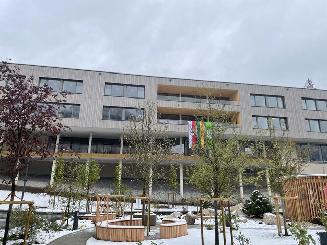 Der Neubau steht am hinteren Ende des Areals und "schmiegt" sich an den Sintwag an, der auch Namensgeber des Wohnhauses ist. | Foto: Reichel