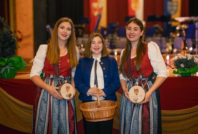 Jennifer, Vera und Lisa Marie waren als Marketenderinnen an diesen Abend unterwegs. | Foto: Harald Walzer