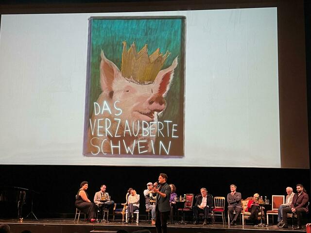 Mit dem verzauberten Schwein bekommt auch der Nachwuchs ein Stück. | Foto: Fabian Franz
