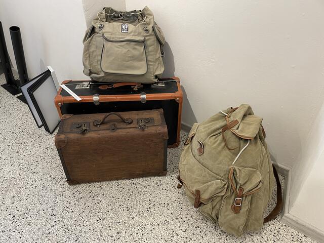 Taschen und Koffer als Symbol für die damalige Zeit. | Foto: Lisa Kropiunig