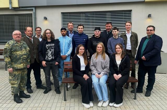 Stabswachtmeister Christian Luckner, Vizebürgermeister Gerhard Strasser, gf. Gemeinderat Florian Huysza, Marvin Peter, Dominik Idegbekwu, Bürgermeister Josef Tatzber, Kilian Balluch, Tobias Herbst, ÖKB-Obmann GR Josef Kohzina, Jonas Steinbauer, Elias Borensky, gf. GR Herwig Krammer, sitzend – Luise Tatzber, Loreena Tutschek und Ines Bammer.
 | Foto: privat